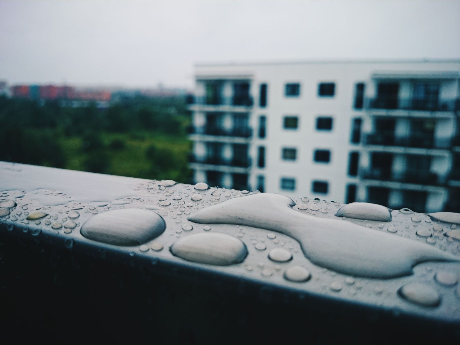 Garcia-Roofing-Protecting-Your-Flat-Roof-from-water-puddled-water-after-rainfall-flat-roof-edge